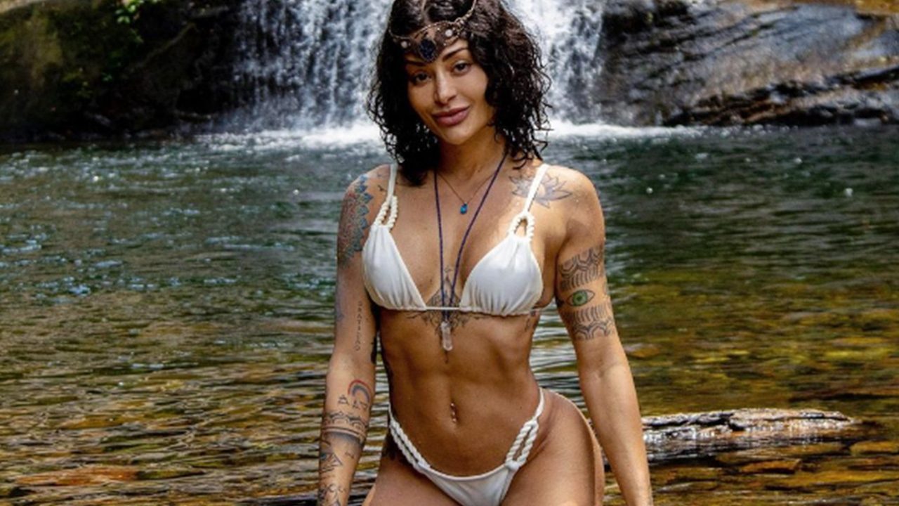Aline Campos arrasa com corpo escultural com registro em cachoeira (Instagram)