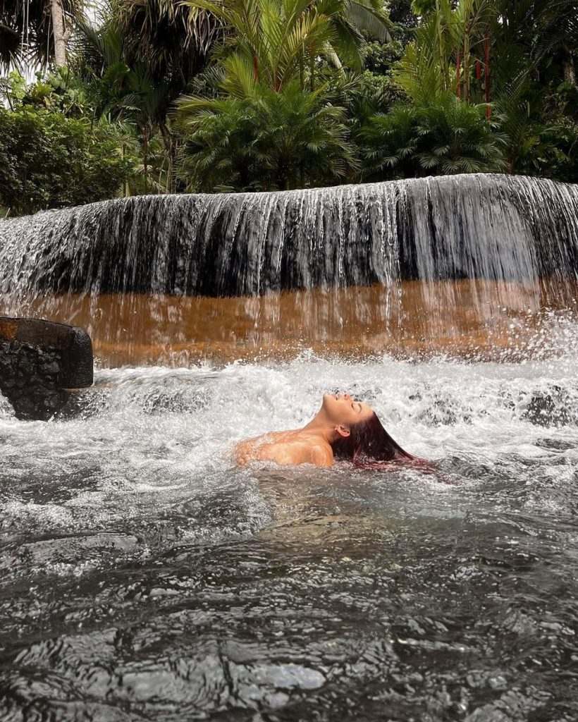 A influenciadora Demi Rose surgiu ruiva em viagem à Costa Rica — Foto: Reprodução/Instagram
