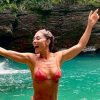 Juliana Paes curte cachoeira e esbanja boa forma nas redes sociais