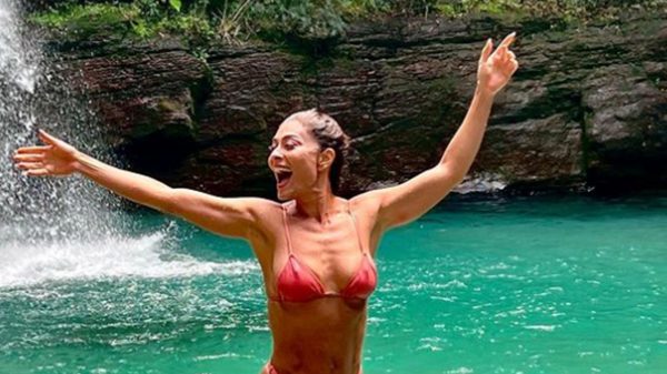 Juliana Paes curte cachoeira e esbanja boa forma nas redes sociais