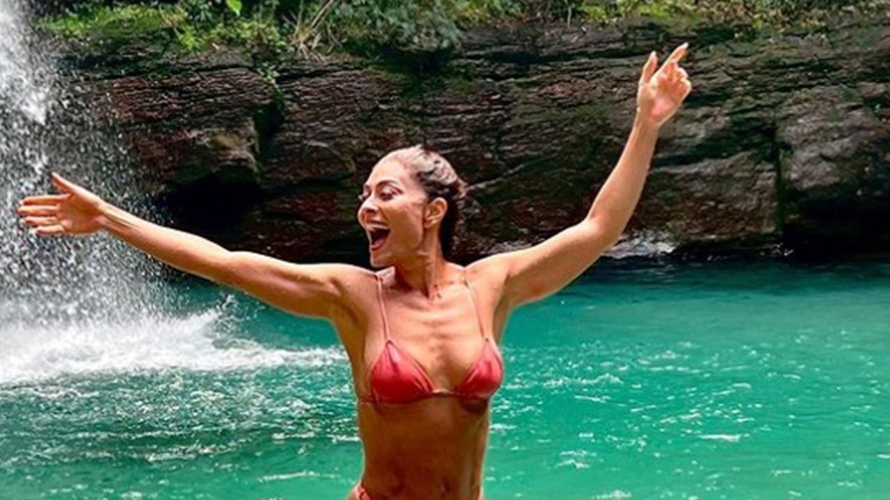 Juliana Paes curte cachoeira e esbanja boa forma nas redes sociais
