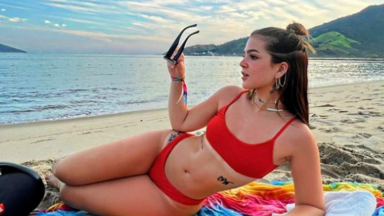 Mel Maia arrasa e exibe curvas em clique na praia (Instagram)