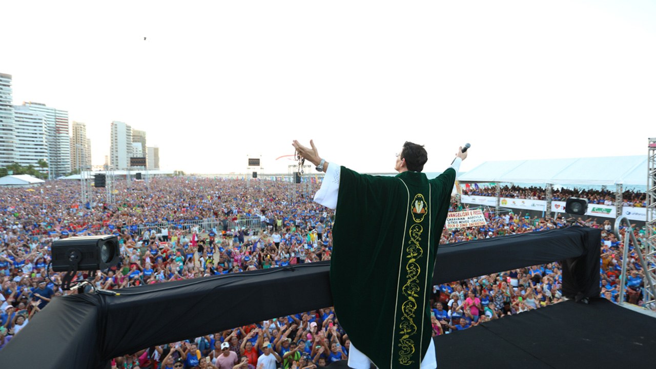 Padre Reginaldo Manzotti leva multidão de fiéis à Praia de Iracema em Fortaleza