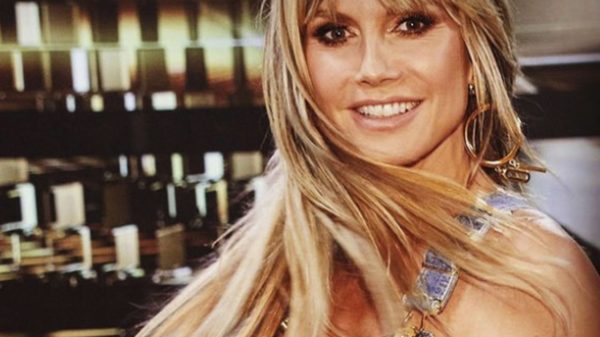 Heidi Klum "paga peitinho" ao dançar de maiô em post nas redes e causa (Instagram)