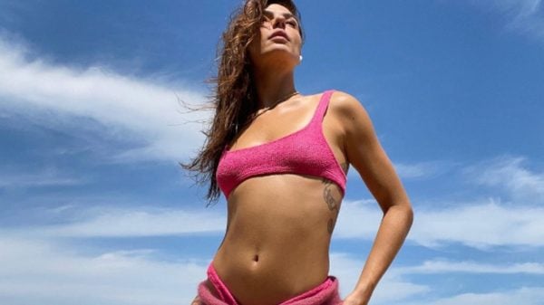 Isis Valverde encanta seguidores com sua beleza a bordo de biquíni rosa (Instagram)
