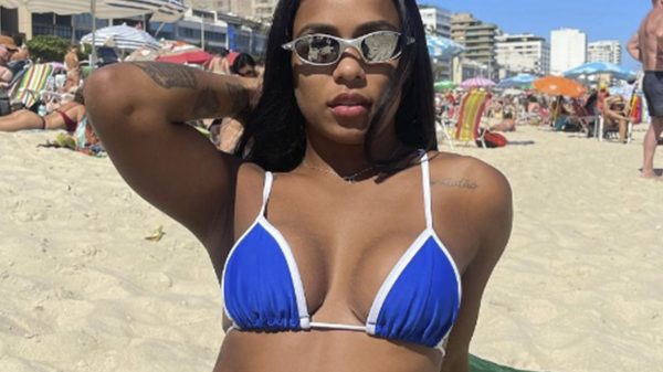 Mc Rebecca esbanja beleza e boa forma nas areias de Ipanema (Instagram)