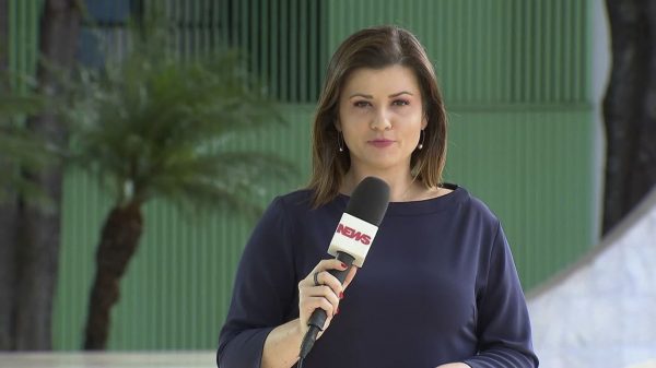 Isabela Camargo teve crise de tosse durante entrada ao vivo no programa "Em Pauta" (Reprodução)
