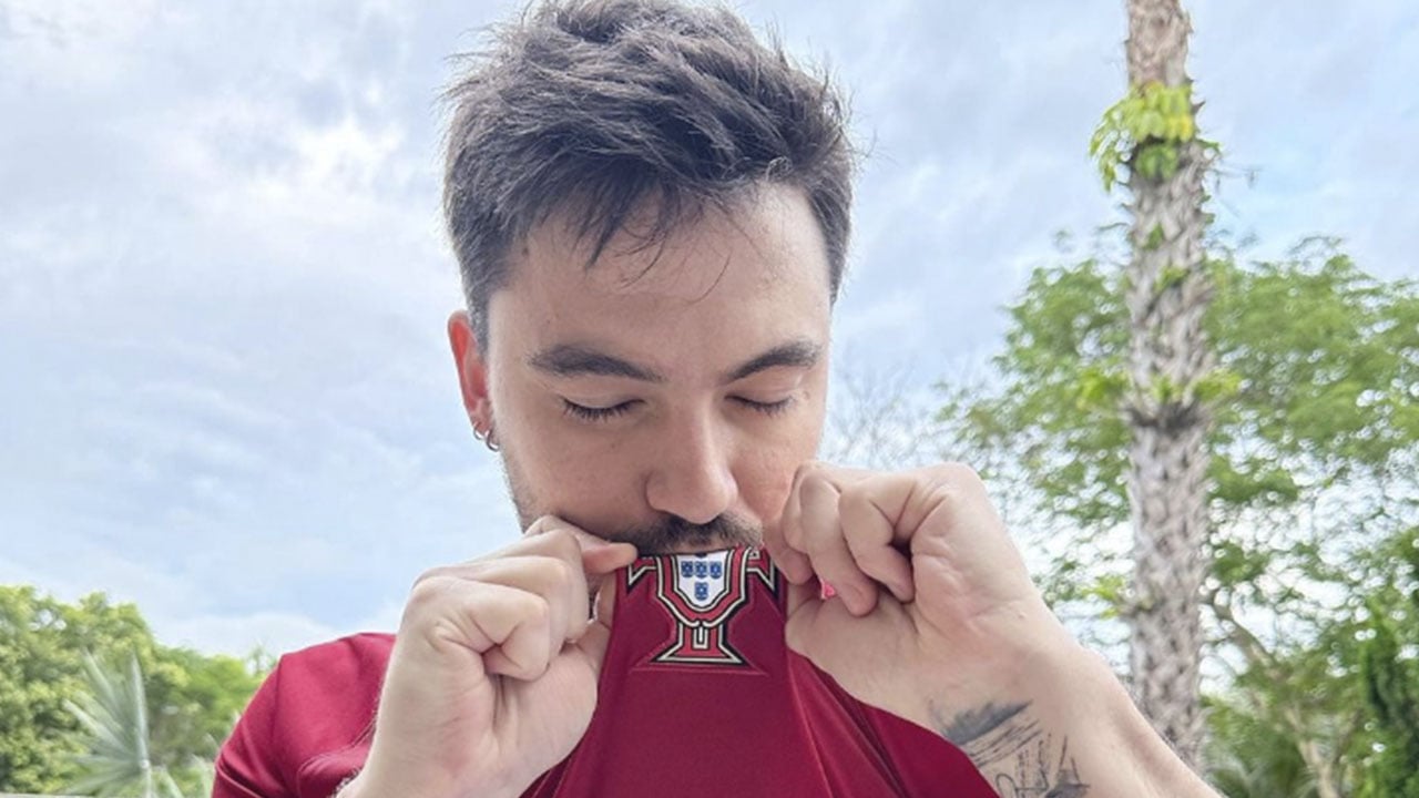 Felipe Neto gero reações nas redes ao posar beijando camisa da seleção de Portugal (Instagram)