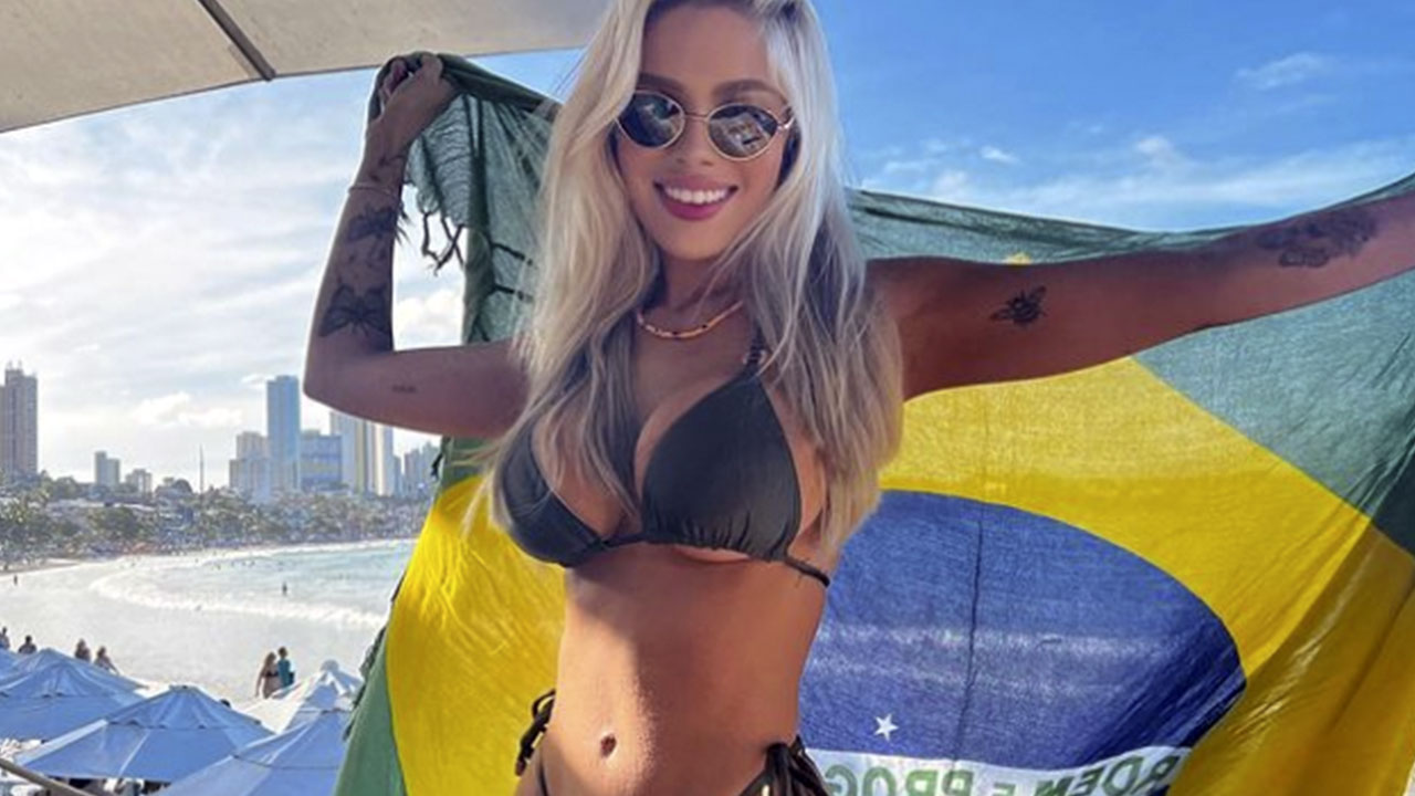 Karoline Lima atrai olhares na praia de Ponta Negra em Natal-RN (Instagram)