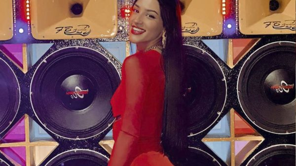 Bia Miranda destacou suas curvas em look para noite de Natal (Instagram)
