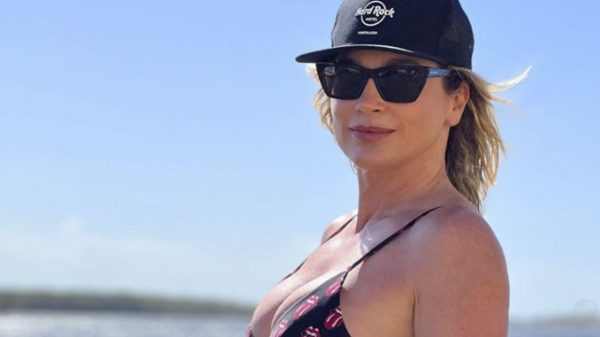 Flávia Alessandra esbanja beleza e boa forma em dia de praia (Instagram)