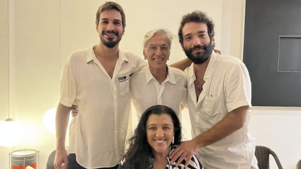 Thales Nogueira e Humberto Carrão em foto com Caetano Veloso e Regina Casé (Instagram)