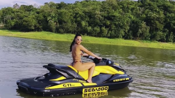Ivy Moraes esbanja beleza e boa forma curtindo passeio de jet-ski (Reprodução/Instagram)
