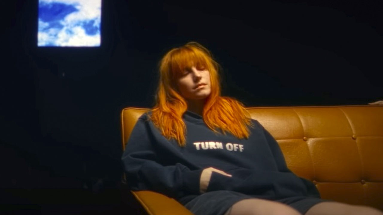 Haley, vocalista do Paramore, aparece tresloucada no clipe de "The News" (Reprodução)