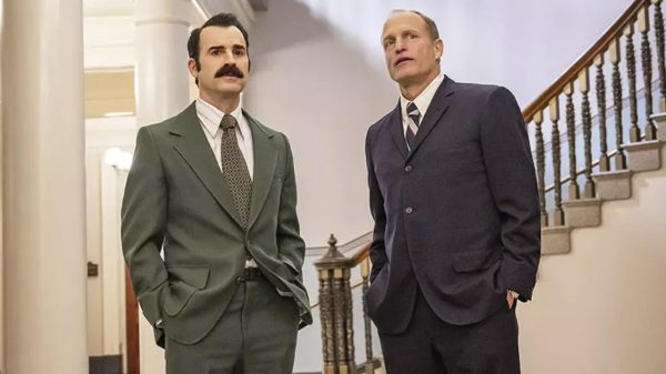 Justin Theroux e Woody Harrelson estão no elenco de "White House Plumbers" (Divulgação)