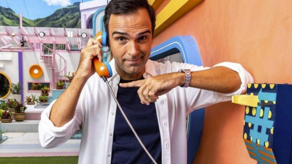 Tadeu Schmidt deve apresentar os integrantes da casa de vidro antes do início do BBB 23 (Divulgação)