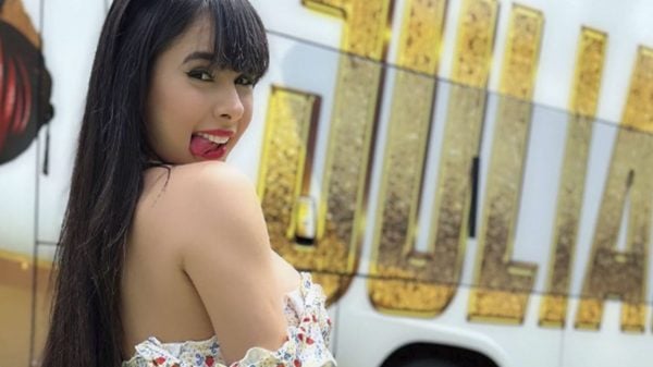 Juliana Bonde posa empinada mostra o seu "busão" (Instagram)
