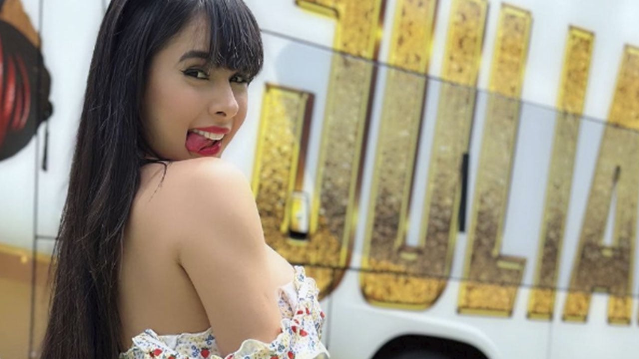 Juliana Bonde posa empinada mostra o seu "busão" (Instagram)