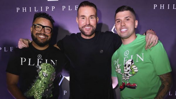 Rodrigo Oliveira (esq) e MC Marks (dir) com o estilista Phillipp Plein (centro)