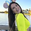 Larissa Manoela esbanja beleza de maiô neon em Orlando (Instagram)