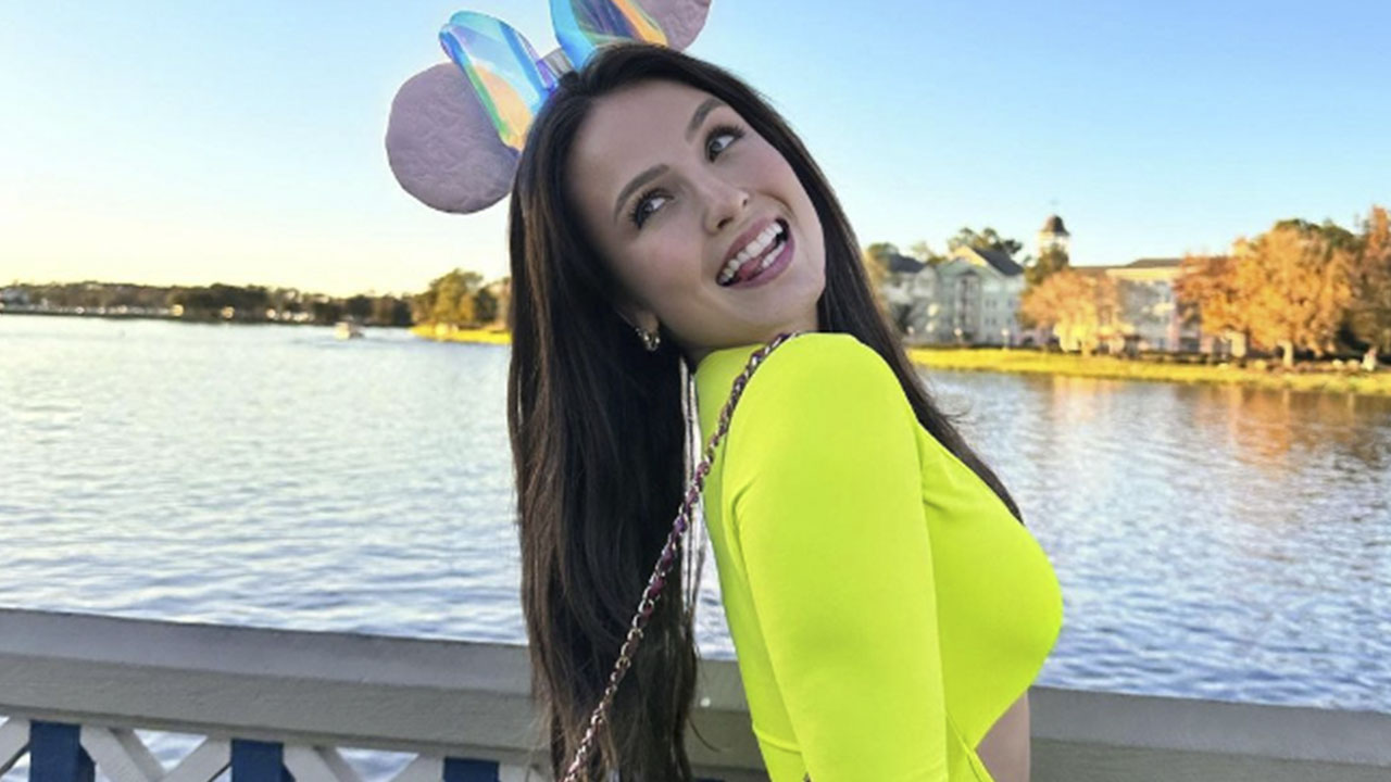 Larissa Manoela esbanja beleza de maiô neon em Orlando (Instagram)