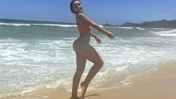 Larissa Manoela exibe corpo escultural e esbanja beleza na praia (Instagram)
