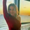 Letícia Spiller esbanja beleza e boa forma aos 49 anos e encanta seguidores