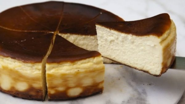 A deliciosa torta de cheesecake basco é de dar água na boca! (Reprodução)