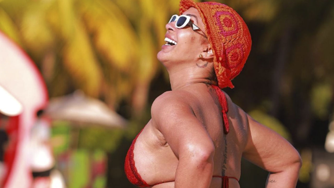 Valesca Popozuda atrai olhares enquanto curte a piscina na Farofa da Gkay (Instagram)