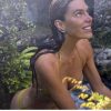 Mariana Goldfarb esbanja beleza enquanto curte banho de cachoeira (Instagram)