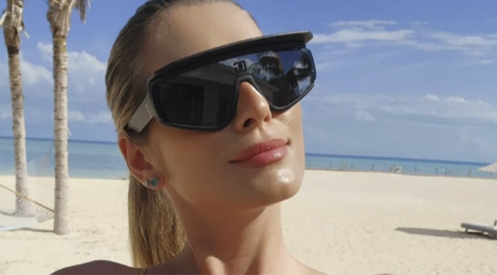 Lívia Andrade esbanja boa forma em foto na praia (Instagram)