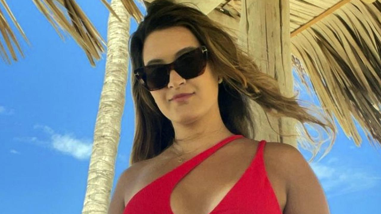 Bia Bonemer arrasa em clique com biquíni vermelho nas redes (Instagram)