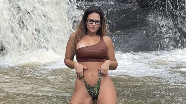 Geisy Arruda exibe seus atributos em banho de cachoeira recente (Instagram)