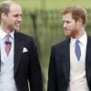 Príncipes William e Harry: discussão terminou em agressão física