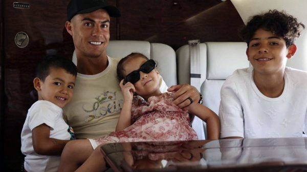 Cristiano Ronaldo com três dos seus filhos em jatinho particular (Instagram)