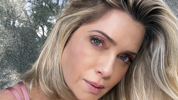 Letícia Spiller encanta seguidores com registro de sua beleza em selfie (Instagram)