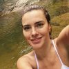 Carolina Dickmann encantou seguidores ao publicar selfie na cachoeira (Instagram)