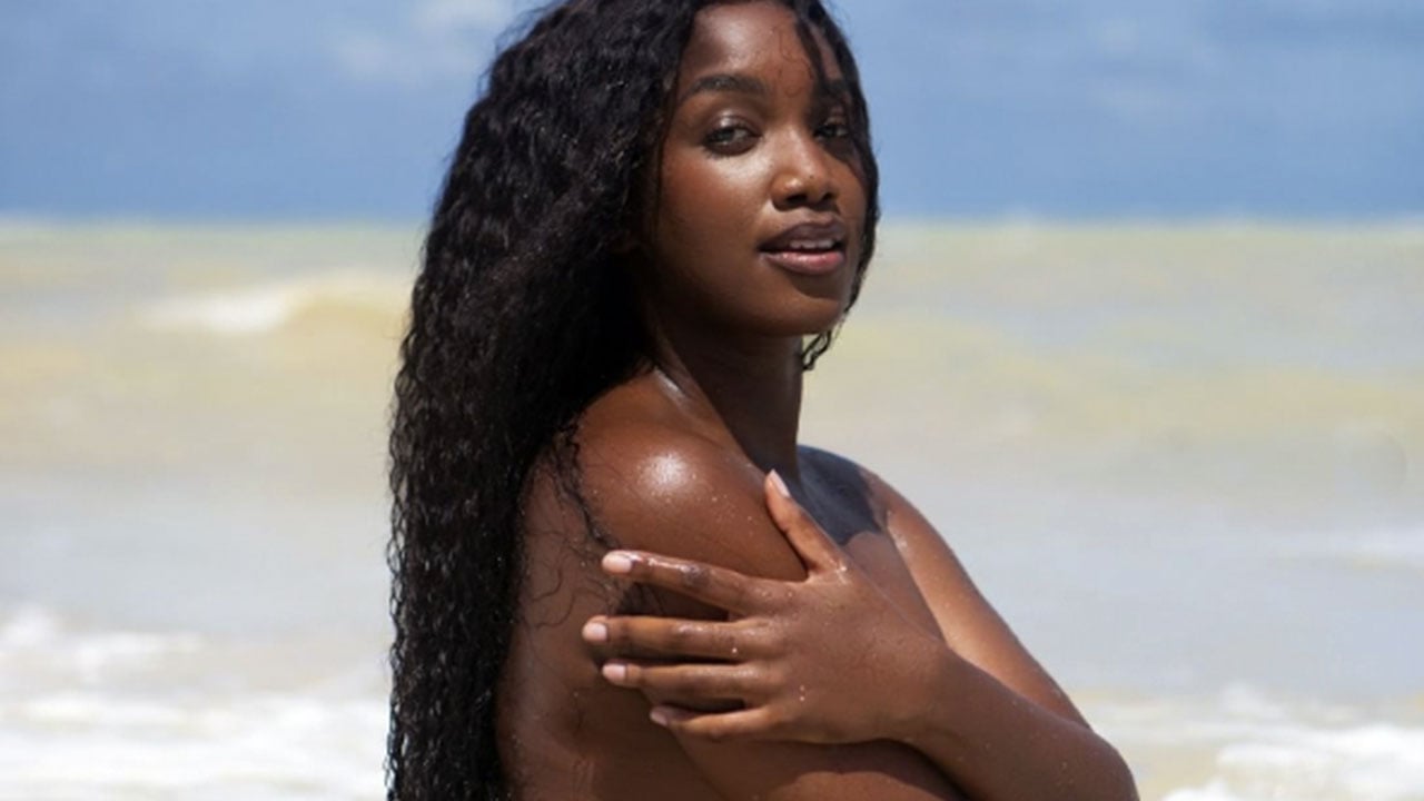 Iza dá as boas vindas a 2023 e esbanja beleza de topless na praia