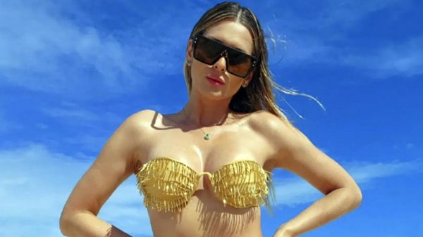 Lívia Andrade ostenta sua boa forma em praia e ganha elogios (Instagram)