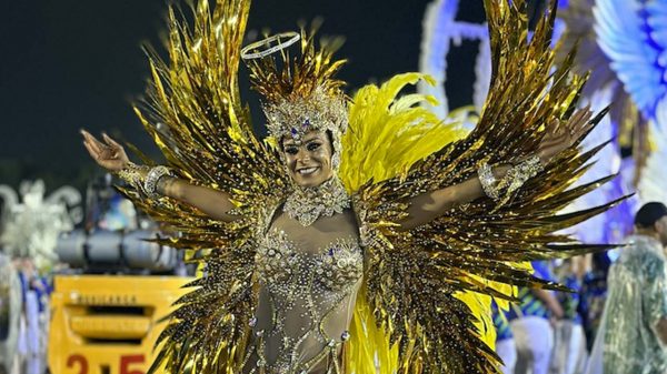 Josi Aoas, Madrinha da Unidos de Vila Maria, desfila com fantasia recheada com 400 mil cristais