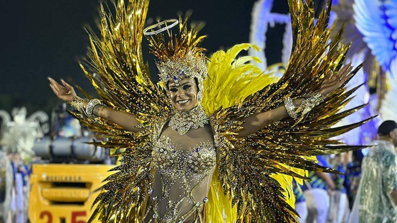 Josi Aoas, Madrinha da Unidos de Vila Maria, desfila com fantasia recheada com 400 mil cristais