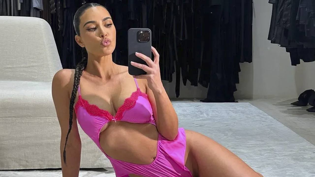 Kim Kardashian posta selfie nas redes e leva seguidores "piram" com sua beleza (Reprodução)