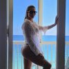 Lívia Andrade arrasa e esbanja beleza posando na sacada (Instagram)