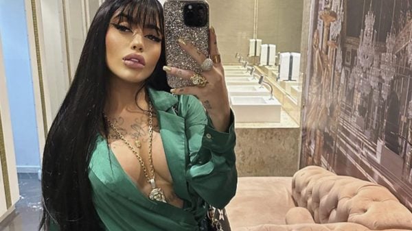 Mirella arrasa em selfie no espelho e decote ousado chama atenção (Instagram)