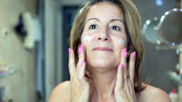 Especialista ensina dicas para manter a pele jovem após os 40
