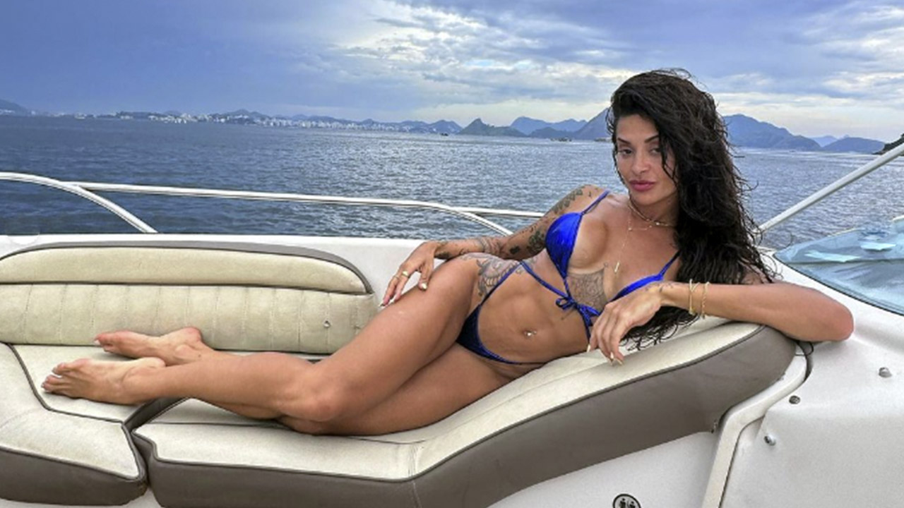 Aline Campos encanta com corpo escultural durante passeio de barco
