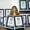 Shakira posa com sua coleção de recordes Guiness