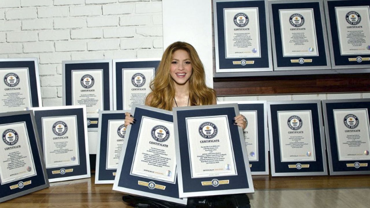 Shakira posa com sua coleção de recordes Guiness