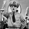 Charles Chaplin parodia Adolf Hitler no filme "O Grande Ditador"