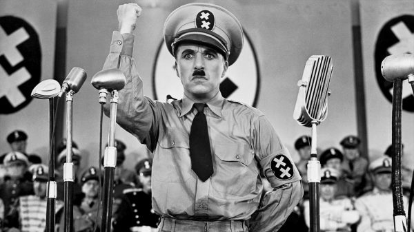 Charles Chaplin parodia Adolf Hitler no filme "O Grande Ditador"